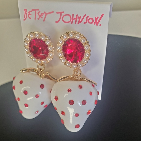Betsey Johnson White Strawberry Pie 🍓 Earrings - Picture 5 of 6